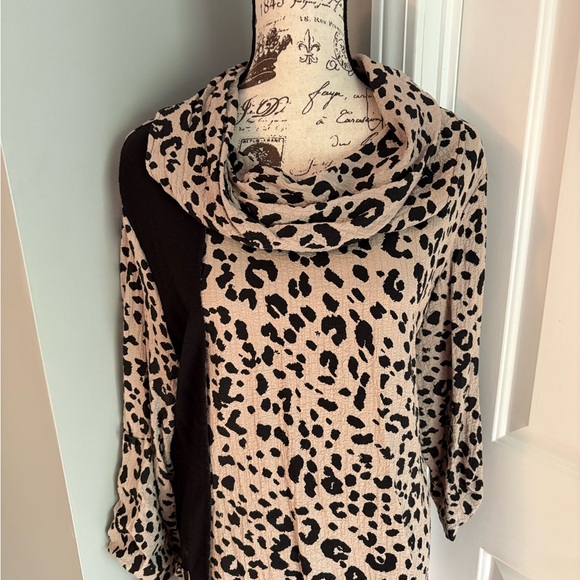 Ali Miles Black and Tan Animal Print Tunic - Picture 2 of 13